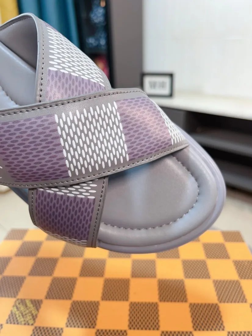Men's shoes 💰340🌹🌹 (lv-Louis Vuitton) New men's slippers, high-end boutique, exquisite embossed logo decoration on the upper, fine workmanship, super soft soles, casual, loose and comfortable, a must-have in summer! \nsize：38-44